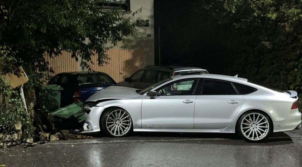 Grenchen SO – Audi-Fahrer (21) prallt bei Selbstunfall in Gartenmauer – Zeugenaufruf