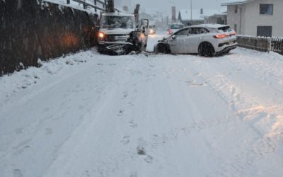 Disentis / Mustér GR: Kollision auf schneebedeckter Fahrbahn