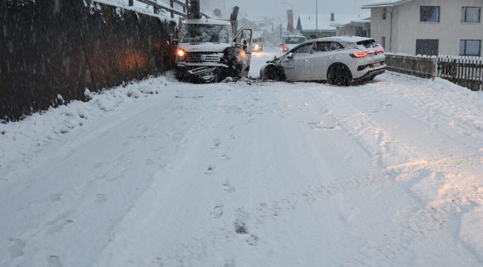 Disentis / Mustér GR: Kollision auf schneebedeckter Fahrbahn