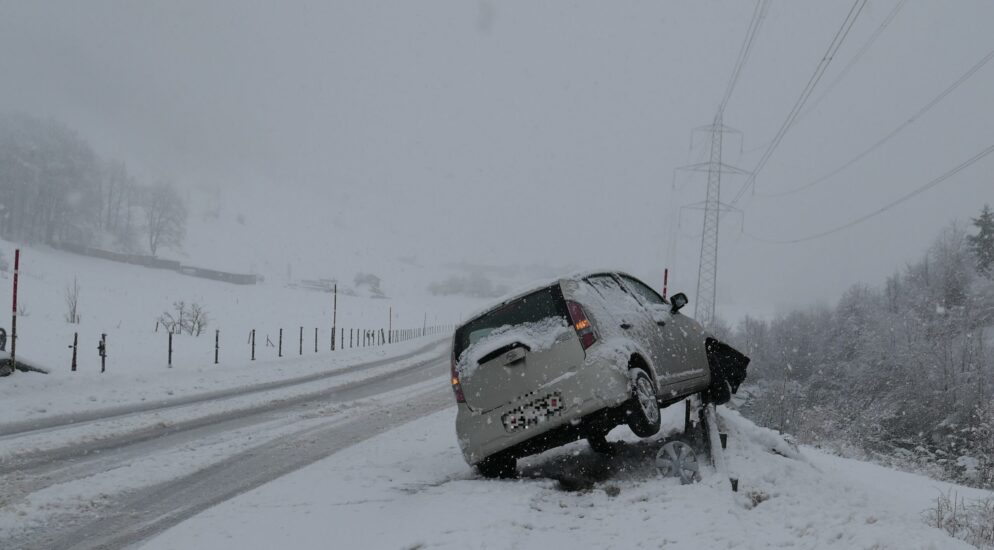 Matt GL: Autolenkerin (20) verunfallt auf schneebedeckter Fahrbahn