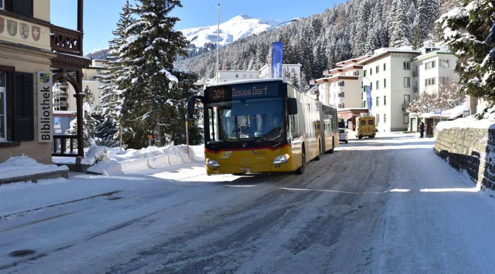 Unfall in Davos Platz GR – Bub (8) bei Kollision mit Gelenkbus verletzt