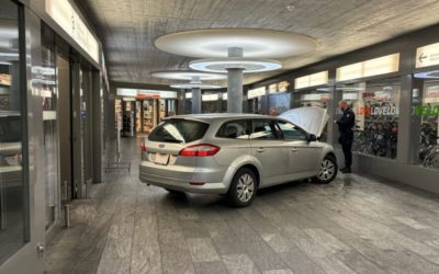 Stadt Chur GR – 84-jähriger Autofahrer verirrt sich in Bahnhofunterführung