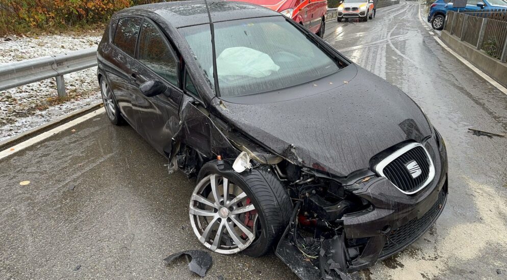 Heiden AR: Seat-Fahrer (25) auf schneebedeckter Fahrbahn verunfallt