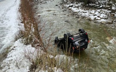 Unfall in Flühli LU: Auto stürzt dreieinhalb Meter tief in den Fluss