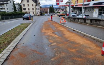 Feuerwehr Rüti ZH – Knapp 2.5 Stunden lang verteilten die Einsatzkräfte Ölbinder