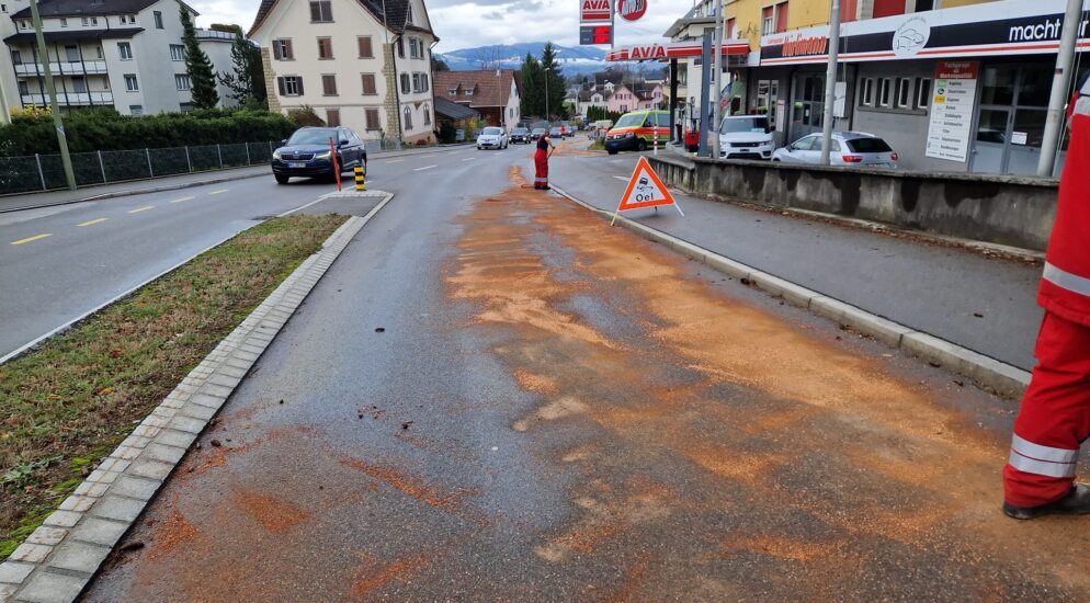 Feuerwehr Rüti ZH – Knapp 2.5 Stunden lang verteilten die Einsatzkräfte Ölbinder