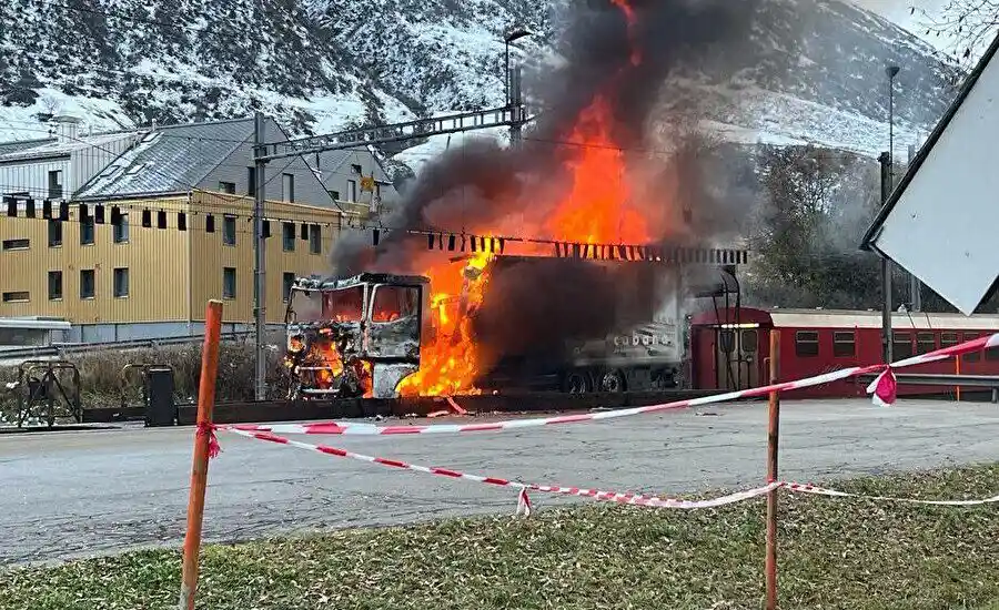 Realp UR – Lastwagen beim Autoverlad Furka in Brand geraten