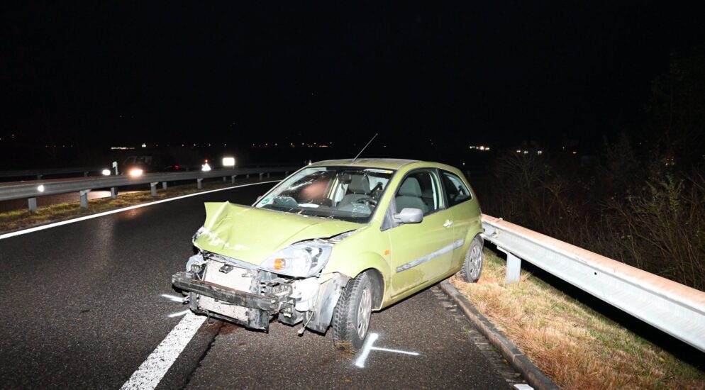 Benken SG – 18-jähriger Autofahrer bei Selbstunfall verletzt