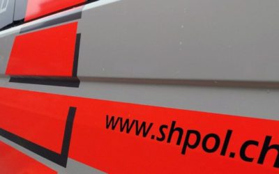 Neunkirch SH – Autofahrer kollidiert mit Traktor und flüchtet – Zeugenaufruf