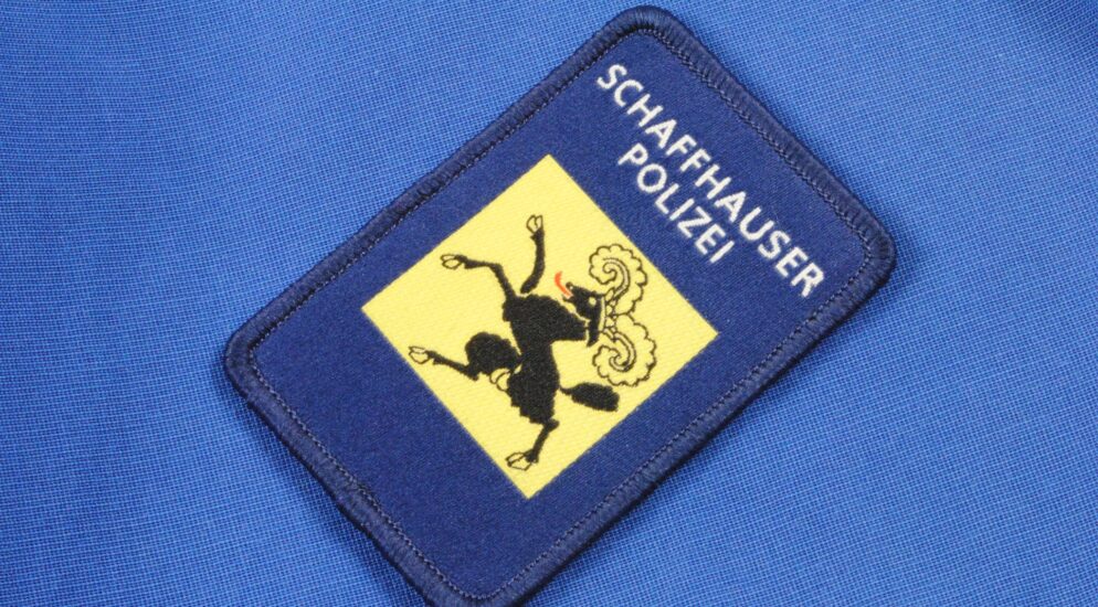 Neunkirch SH – Schaffhauser Polizei sucht grauen Muldenkipper mit roten Streifen