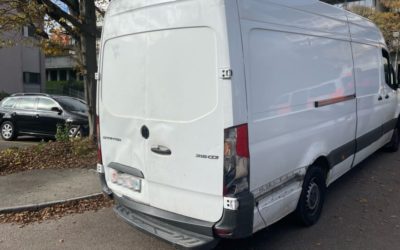 Stadt St.Gallen SG – Nicht korrekt gesicherter Lieferwagen rollt in Autos