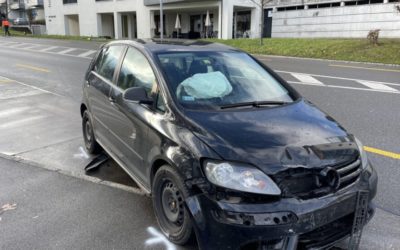 Stadt St.Gallen SG – Autofahrer (52) fährt über Mittelinsel – Totalschaden
