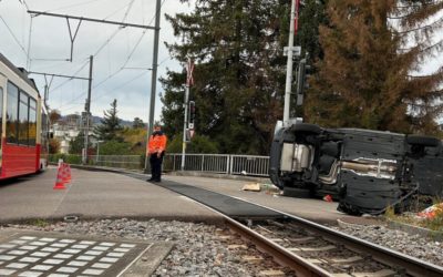 Zollikerberg ZH – Kollision zwischen Auto und Zug – eine Person verletzt