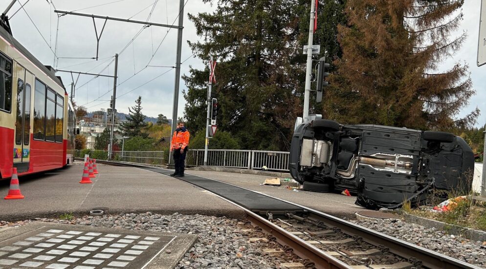Zollikerberg ZH – Kollision zwischen Auto und Zug – eine Person verletzt