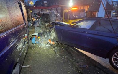Niedergösgen SO – Auto prallt in mehrere parkierte Fahrzeuge und Gegenstände