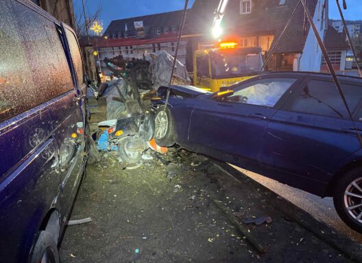 Niedergösgen SO – Auto prallt in mehrere parkierte Fahrzeuge und Gegenstände