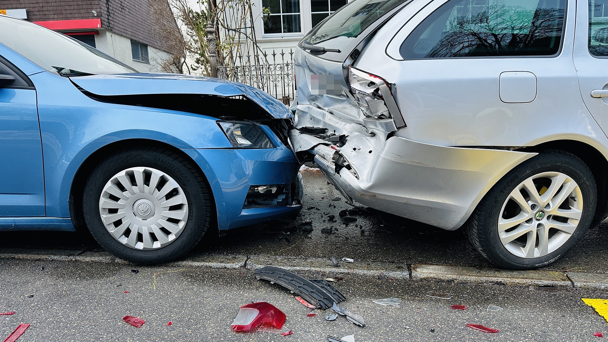 Trogen AR: In parkiertes Auto gefahren Trogen AR: In parkiertes Auto gefahren