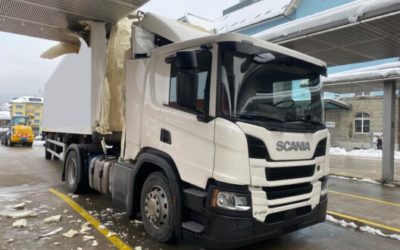 Baar ZH – Sattelmotorfahrzeug beschädigt Busbahnhof