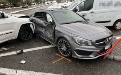 Rapperswil-Jona SG – Kollision zwischen drei Fahrzeugen – zwei Verletzte