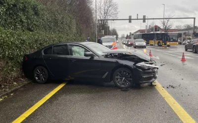 Dättwil AG – Neulenker prallt mit BMW gegen eine Stützmauer