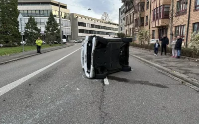 Basel-Stadt BS – Auto knallt in Verkehrsteiler und kommt seitlich zum Stillstand