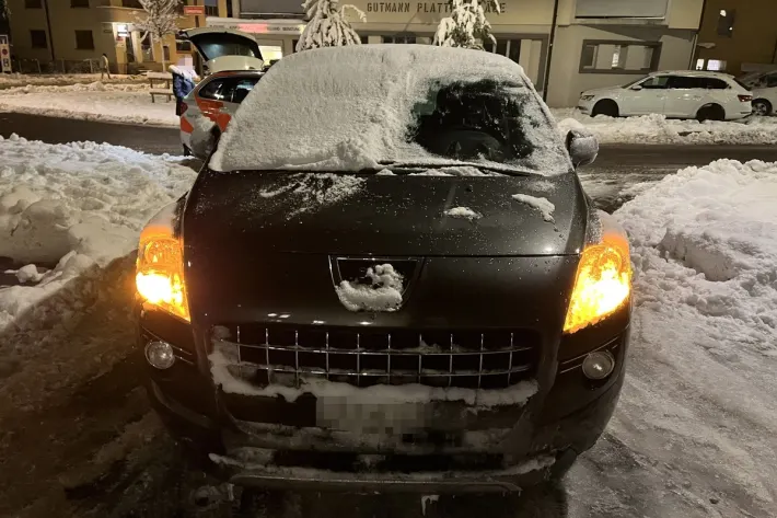 Kanton St. Gallen - Autoscheiben nicht genug von Eis oder Schnee befreit Kanton St. Gallen - Autoscheiben nicht genug von Eis oder Schnee befreit