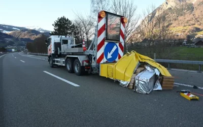Mels SG – Lieferwagen knallt in Prellbock-Anhänger