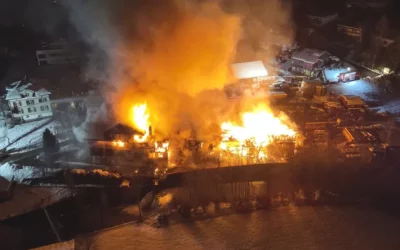Neu St. Johann SG – Grossbrand zerstört Sägerei – Löscharbeiten dauern an