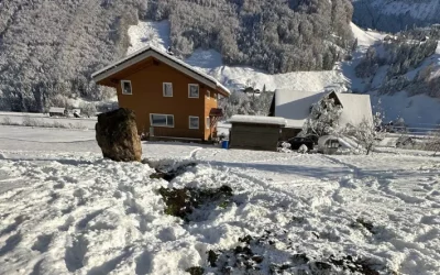 Wolfenschiessen NW – Grosser Felsbrocken kommt vor Haus zu stehen