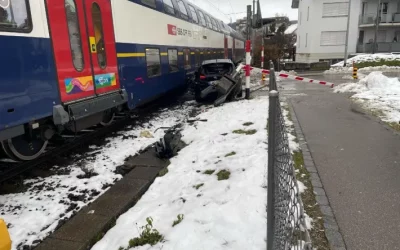 Wetzikon ZH – S-Bahn kollidiert auf Bahnübergang mit Personenwagen – Bahnstrecke musste gesperrt werden