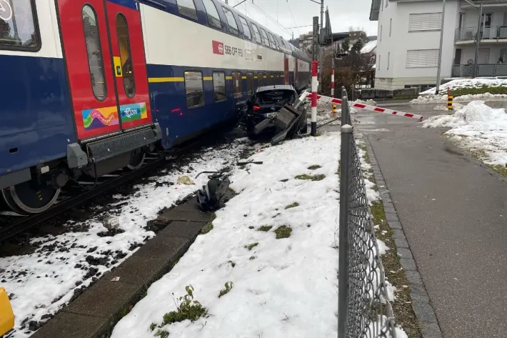 Wetzikon ZH – S-Bahn kollidiert auf Bahnübergang mit Personenwagen – Bahnstrecke musste gesperrt werden