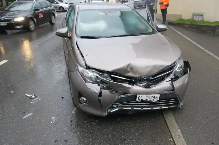 Unfall in Glarus - Auto gerät auf Gegenfahrbahn Unfall in Glarus - Auto gerät auf Gegenfahrbahn