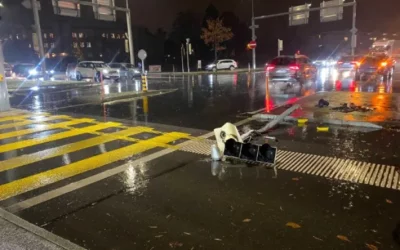 Unfälle im Kanton Zug – Lichtsignalanlage umgefahren – Auto mit Lichtmasten verkeilt