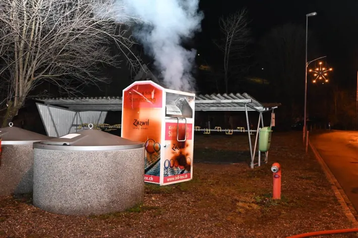 Zuzwil SG - Brand eines Kleidercontainers Zuzwil SG - Brand eines Kleidercontainers