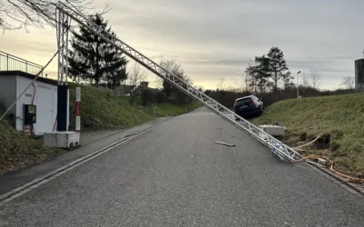 Magden AG – Stark alkoholisierte BMW-Fahrerin (42) kollidiert mit Betonsockel