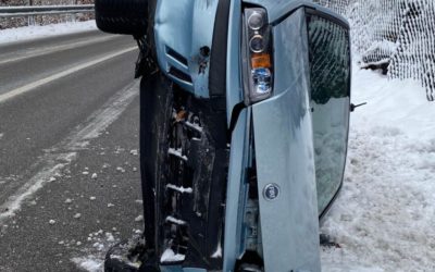 Holderbank SO – Fiat-Fahrerin (27) prallt gegen Felswand und kippt