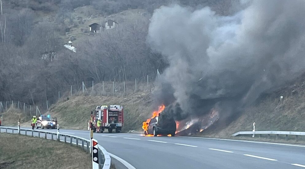 Mesocco GR: Auto vollständig ausgebrannt Mesocco GR: Auto vollständig ausgebrannt