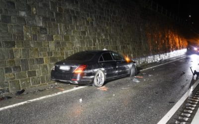 Domat/Ems GR – Taxifahrer (31) kollidiert mit Leitplanke und Stützmauer