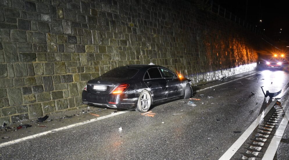 Domat/Ems GR – Taxifahrer (31) kollidiert mit Leitplanke und Stützmauer