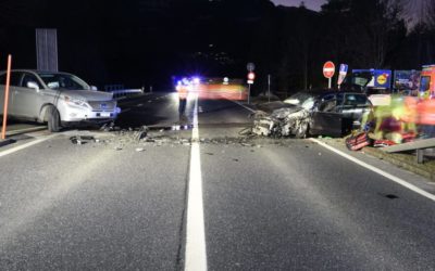 Landquart GR / N28 – Zwei Autos krachen frontal ineinander – zwei Personen verletzt