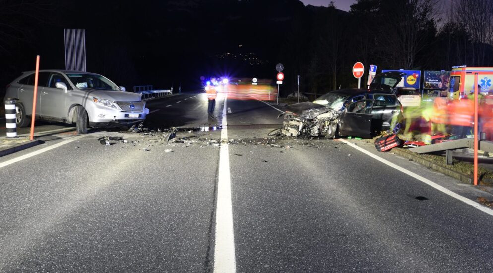 Landquart GR / N28 – Zwei Autos krachen frontal ineinander – zwei Personen verletzt