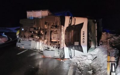 Cunter GR / Nationalstrasse N29 – Lastwagen auf Gegenfahrbahn gekippt
