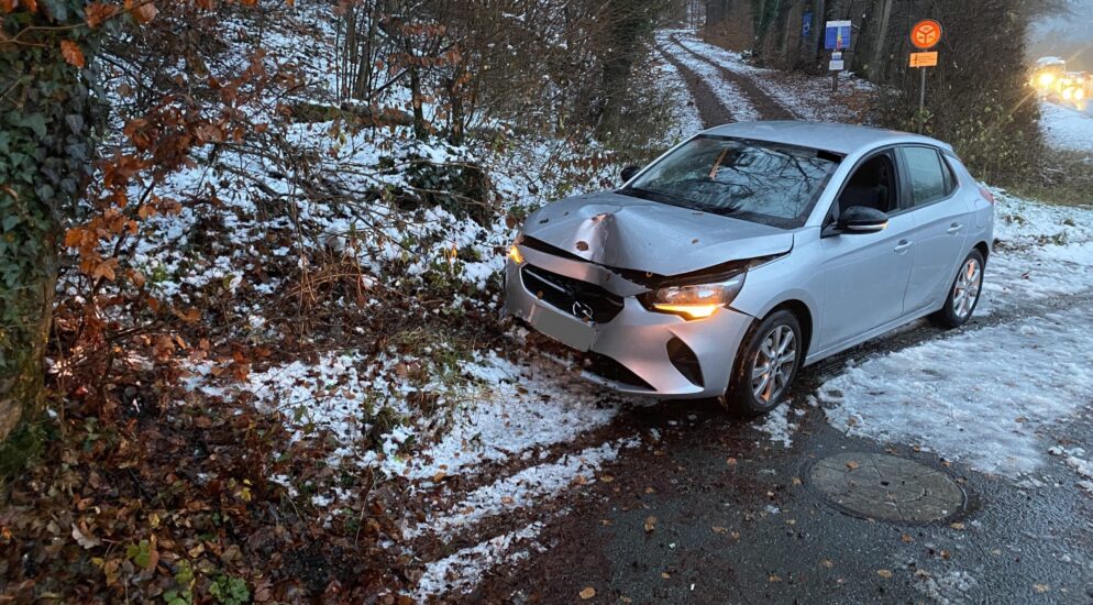 Thayngen SH / Autobahn A4 – Autofahrer (80) mit Sommerreifen verursacht Selbstunfall