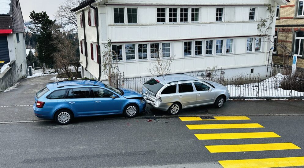 Trogen AR: In parkiertes Auto gefahren Trogen AR: In parkiertes Auto gefahren