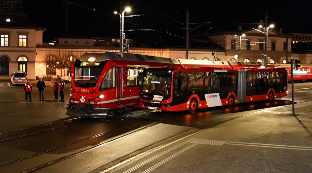 Stadt Chur GR: Kollision zwischen Arosabahn und Gelenkbus Stadt Chur GR: Kollision zwischen Arosabahn und Gelenkbus