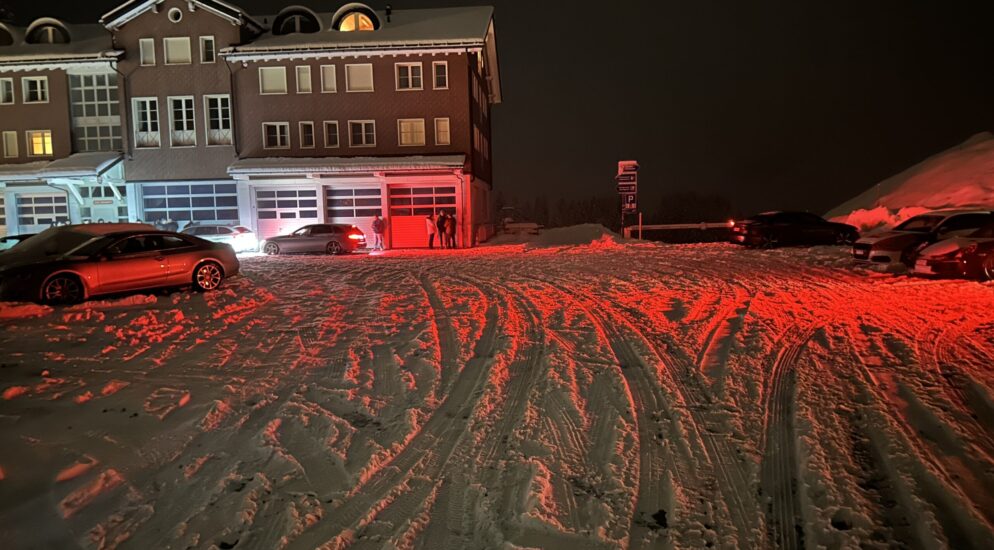 Winterliche Strassenverhältnisse verführen Leute zum Driften auf der Schwägalp AR Winterliche Strassenverhältnisse verführen Leute zum Driften auf der Schwägalp AR