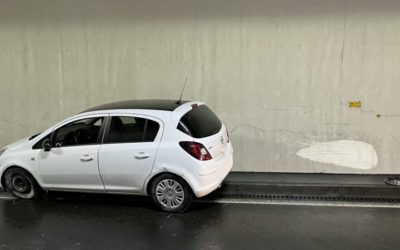 Ebikon LU / Autobahn A14 – Opel-Fahrerin (35) kollidiert zweimal mit Tunnelwand