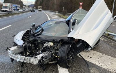 Crash auf der Autobahn A1 bei Kölliken AG – McLaren will BMW überholen