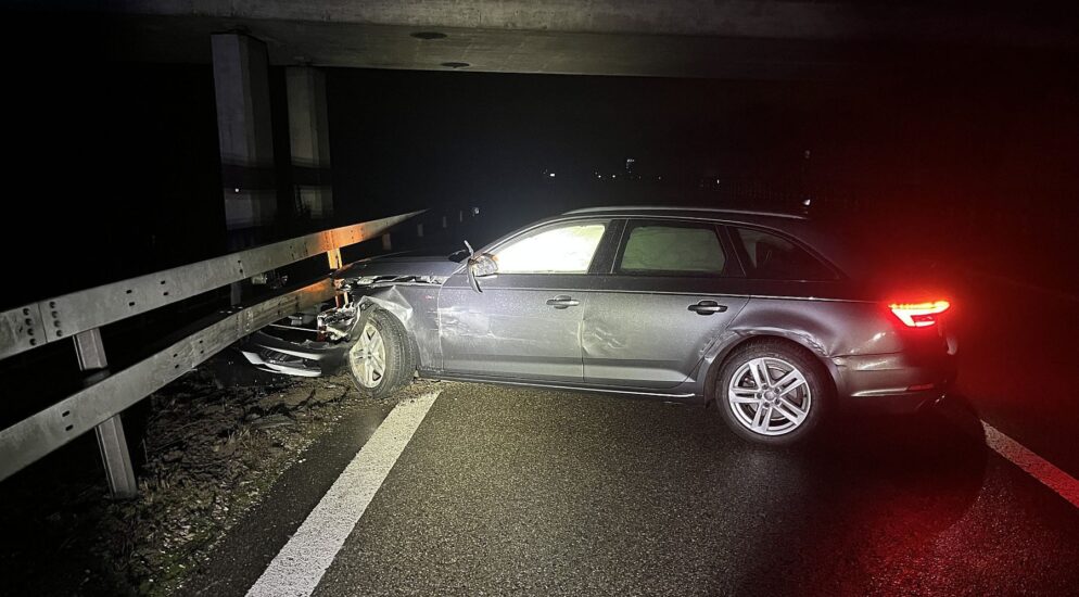 Kaiseraugst AG / A3 – Audi-Fahrer (24) gerät ins Schleudern und kollidiert mit Leitplanke