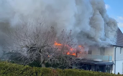 Münchenbuchsee BE – Doppeleinfamilienhaus gerät in Brand